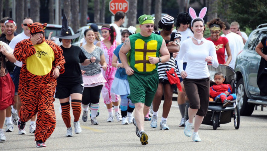 Carrera-de-obstaculos-con-disfraces-de-Halloween-885×500