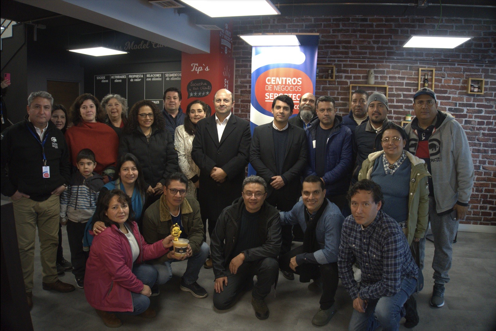 Director regional de Sercotec, Cristian Epuin, y gerente de Centros de Negocios, Nicolás Vivanco, junto a delegación de Mancomunidad del Norte de Ecuador