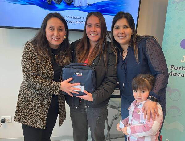 Entrega de audífonos Junaeb (3)