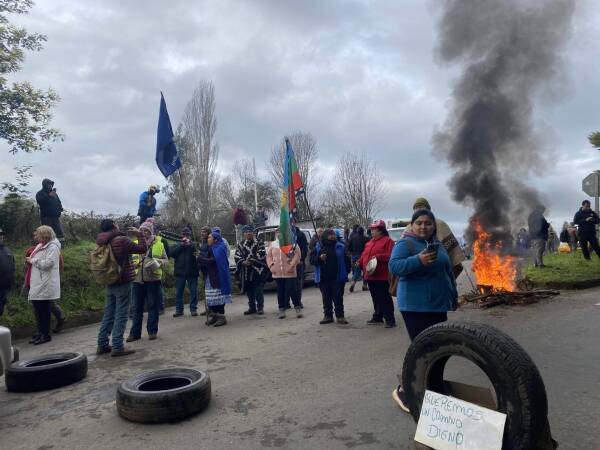 FOTO 1 -VECINOS SE TOMAN CRUCE LOS GALPONES – ENTRE PITRUFQUÉN Y CAMINO TOLTÉN