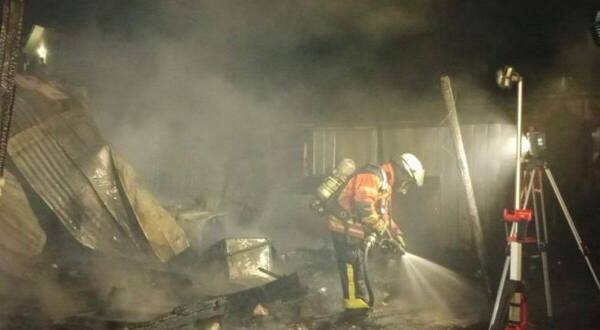 Labocar de Carabineros quien realizará los peritajes junto al Departamento de Estudios Técnicos de Bomberos Temuco, para determinar origen y causa de la emergencia e identificar a la persona fallecida.