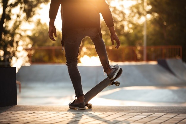 joven-africana-haciendo-skate-al-aire-libre_171337-8960