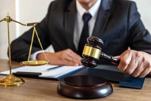 judge-banging-gavel-on-table-free-photo