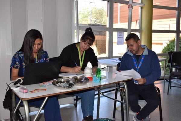 Personal de salud en centro de vacunacion CESFAM Los Volcanes